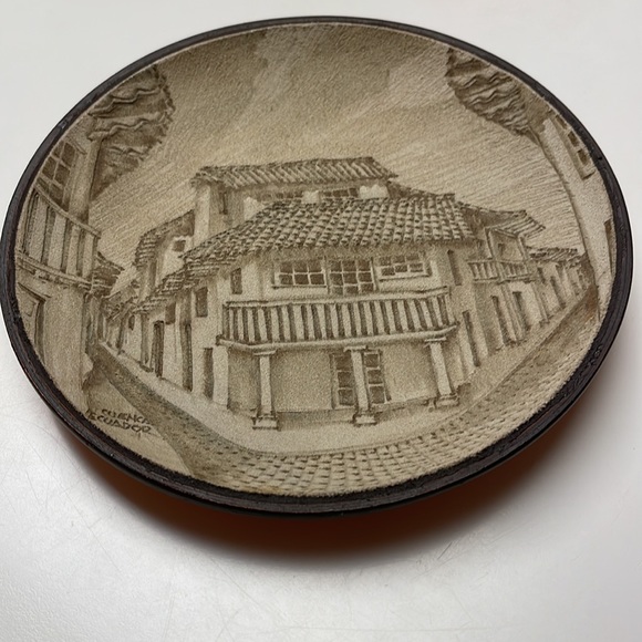 Ecuadorian Engraved Suede Pottery - Picture 4 of 10